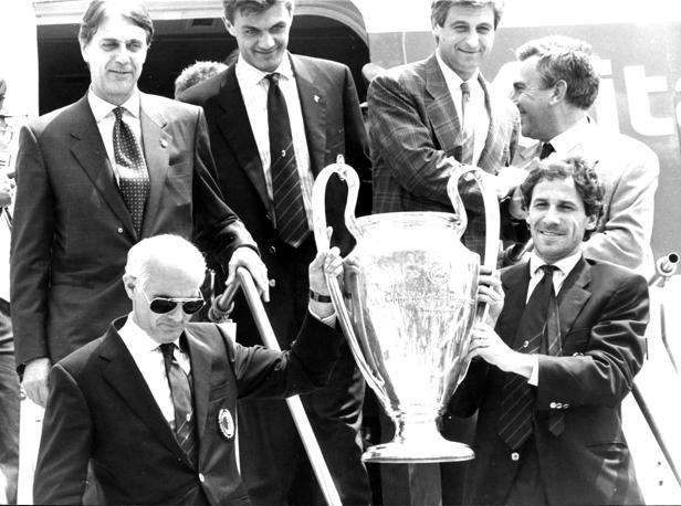 Rivera, nelle vesti di dirigente sportivo, scende dall'aereo dietro la Coppa dei Campioni vinta dal Milan di Sacchi nel 1989. Accanto a lui Cesare e Paolo Maldini